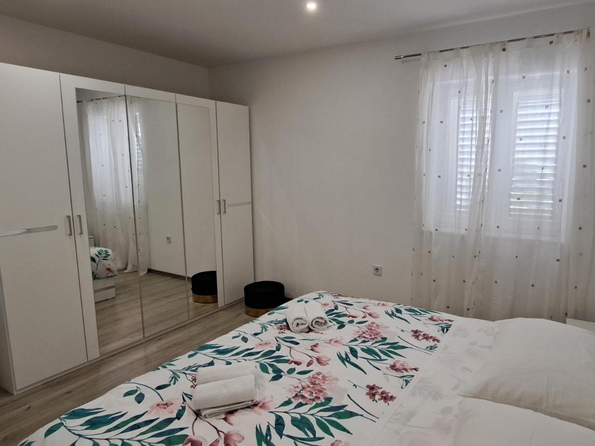 Apartmani Pina 2 Каштела Экстерьер фото