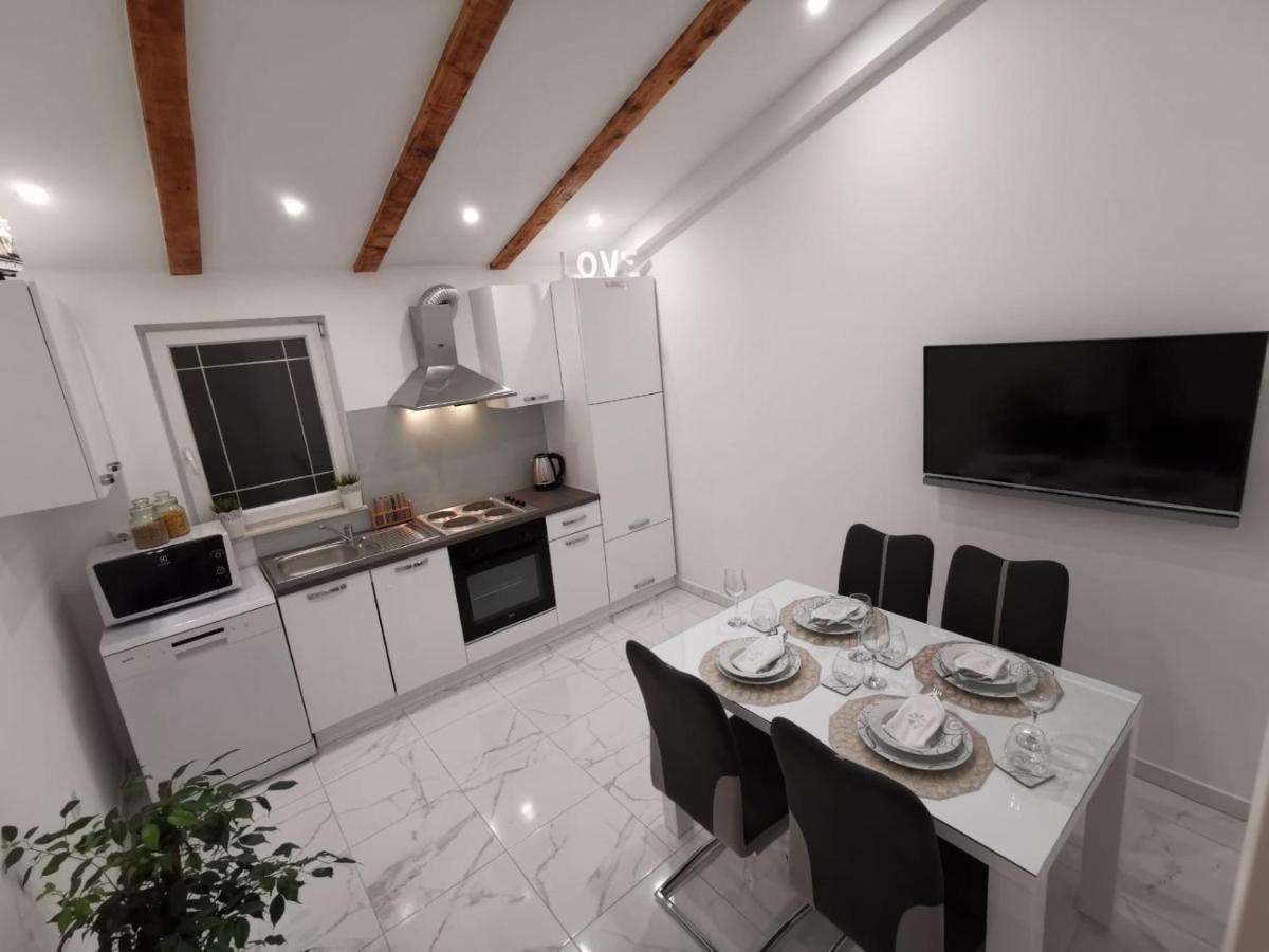Apartmani Pina 2 Каштела Экстерьер фото
